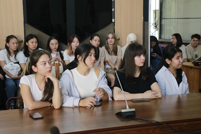 With an oriental flavor: a lecture by the poet Mikhail Sinelnikov was held at KRSU