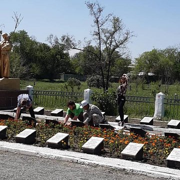 FADIS students KRSU helped clean the territory of the Kyzyl-Asker cemetery