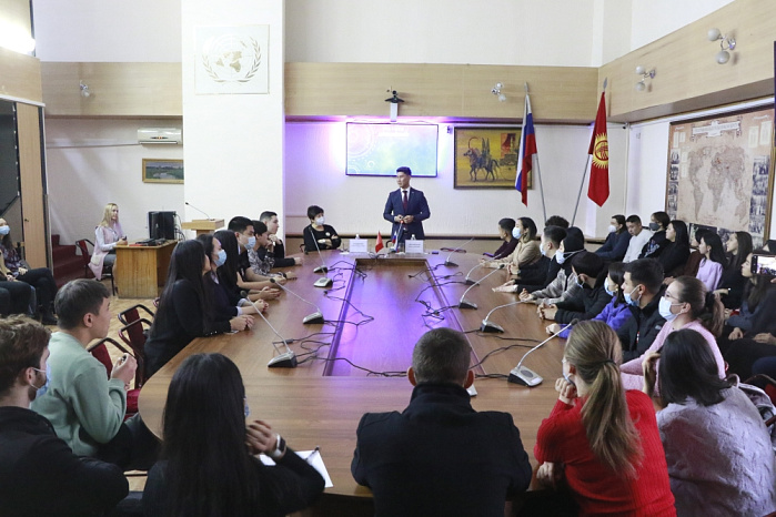 Дипломат Чингиз Айдарбеков прочел лекцию для студентов КРСУ