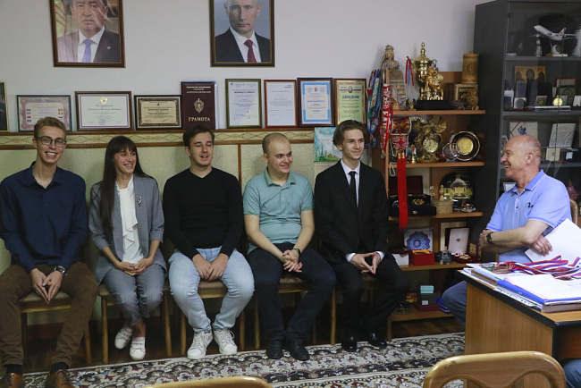 Студентам КРСУ вручили дипломы за победу на Интернет-олимпиаде