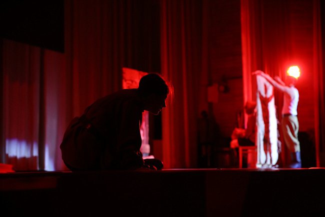 «And the dawns here are quiet»: when the audience stands up and applauds through tears