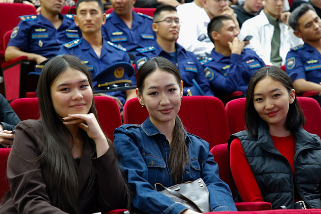 Память о героях небес: В КРСУ открылась выставка, посвящённая подвигу кыргызстанских лётчиков Великой Отечественной войны