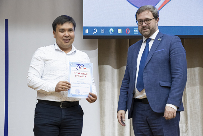 И.о. ректора наградил сотрудников КРСУ в честь 30-летия вуза