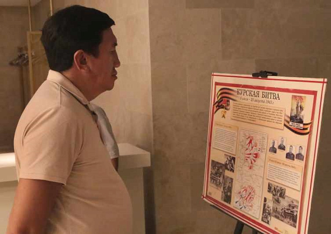 Поклонимся великим тем годам