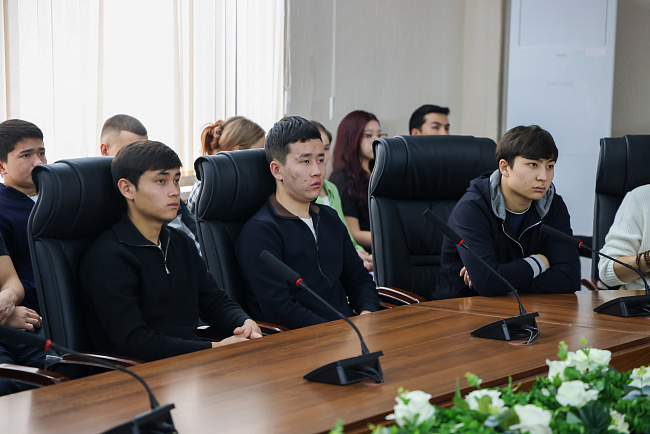 Студенты юридического факультета КРСУ — участники лекции и кинопоказа