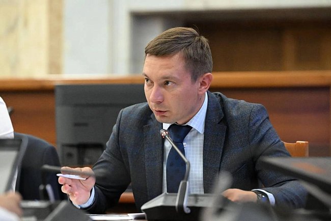 Sergei Volkov presented the progress of the reconstruction of the monument to Panfilov at a meeting in the Jogorku Kenesh