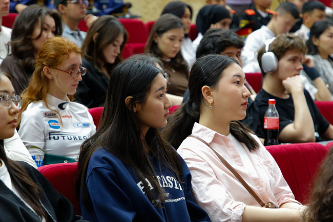 Память о героях небес: В КРСУ открылась выставка, посвящённая подвигу кыргызстанских лётчиков Великой Отечественной войны