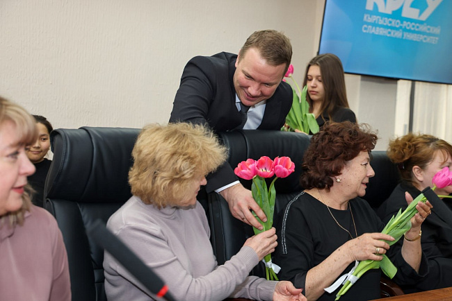 Ректор КРСУ поздравил с наступающим Международным женским днем 