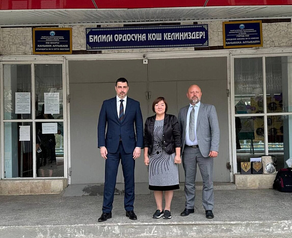 SFU Rector Maxim Rumyantsev donated more than 80 volumes of Russian classical literature to the school library in Osh