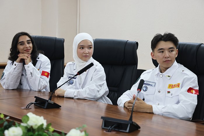 КРСУнун медициналык студенттери бир эле учурда эки өлкөдө жана төрт шаарда — студенттик медициналык отряддарынын эл аралык долбоорлоруна катышат.