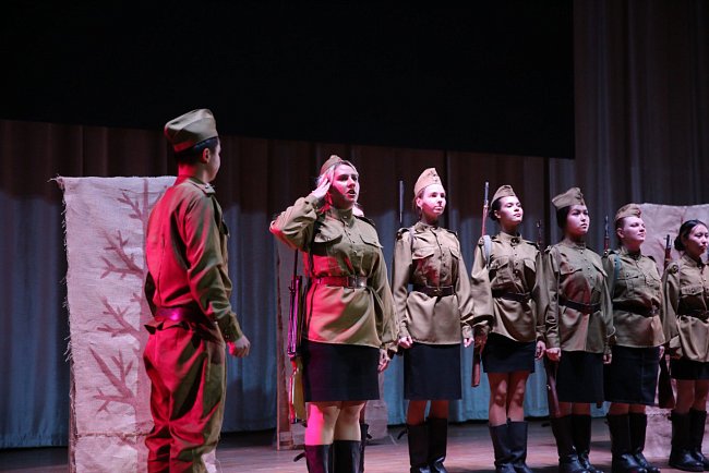 «And the dawns here are quiet»: when the audience stands up and applauds through tears