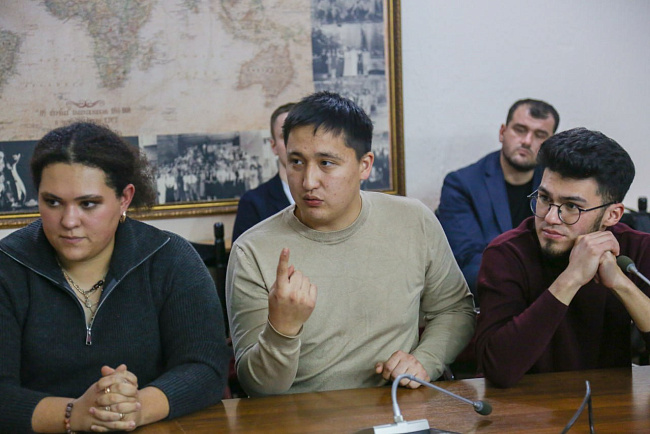 Победители международной олимпиады встретились с исполняющим обязанности ректора КРСУ Сергеем Волковым