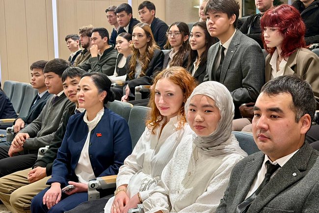 Students of the Faculty of Law of KRSU visited the Jogorku Kenesh and met with deputy Gulnara Akimbaeva
