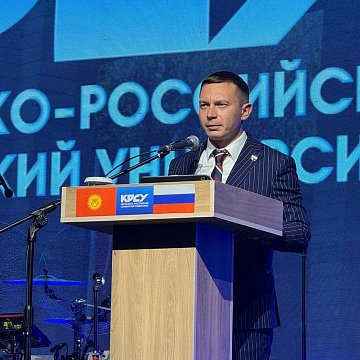 Opening the ceremony, Rector of KRSU Sergei Volkov greeted graduates, their parents and loved ones, teachers, university staff, graduates of previous years, partners, honored guests, as well as representatives of the founders of the university — Kyrgy
