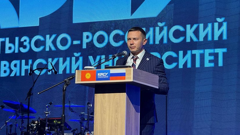 Opening the ceremony, Rector of KRSU Sergei Volkov greeted graduates, their parents and loved ones, teachers, university staff, graduates of previous years, partners, honored guests, as well as representatives of the founders of the university — Kyrgy