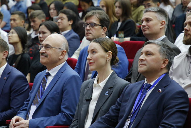 Новые образовательные перспективы: КРСУ получил мобильную лабораторию от АНО «Евразия»