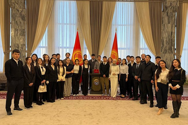 Students of the Faculty of Law of KRSU visited the Jogorku Kenesh and met with deputy Gulnara Akimbaeva