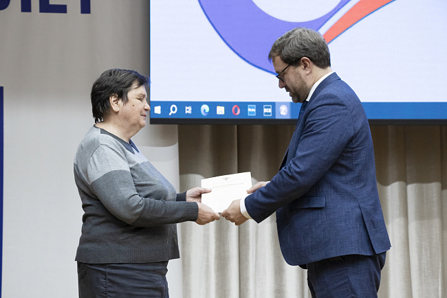 И.о. ректора наградил сотрудников КРСУ в честь 30-летия вуза