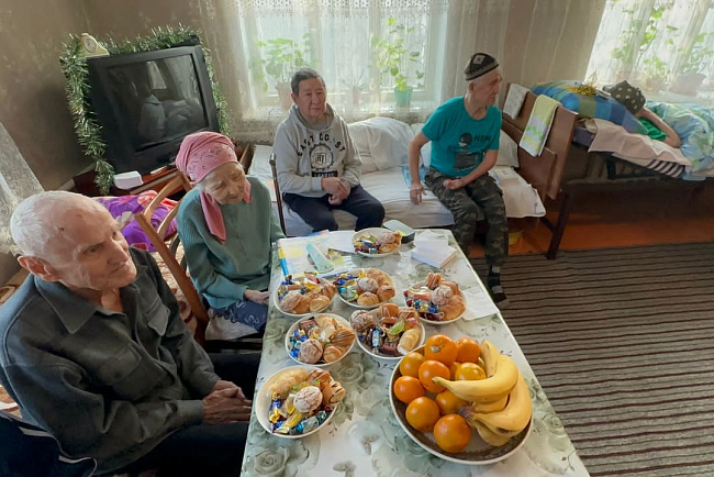 Представители КРСУ навестили пожилых людей перед Новым годом