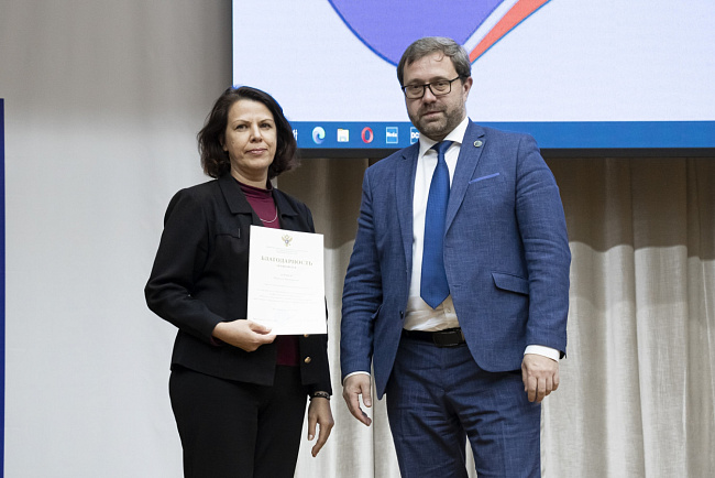 И.о. ректора наградил сотрудников КРСУ в честь 30-летия вуза