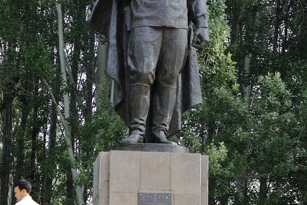 Memory of the heroes: in the village of Panfilovskoye, flowers were laid at the monument to Panfilov