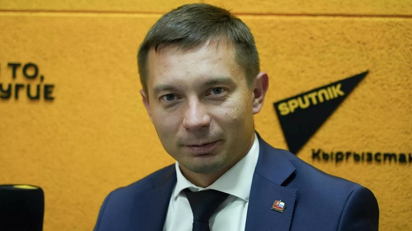 КРСУнун ректору Россия Федерациясында окуудан өттү — жана бул Бишкектеги университетти кандайча өзгөртөт жана бюджетке дагы кайсы жерден кирүүгө үлгүрсө болот