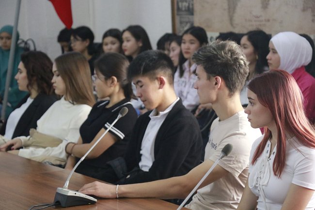 With an oriental flavor: a lecture by the poet Mikhail Sinelnikov was held at KRSU