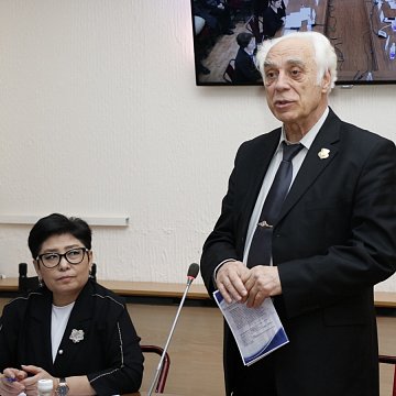 «Ар бир адамда сиздин бөлүгүңүз бар» же Философияга арналган