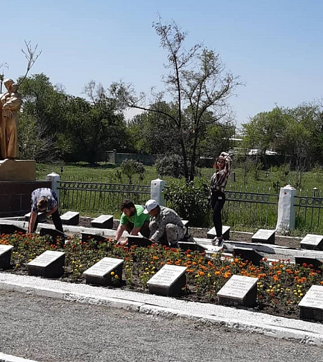 Студенты ФАДИСа КРСУ помогли в уборке территории кладбища Кызыл-Аскер