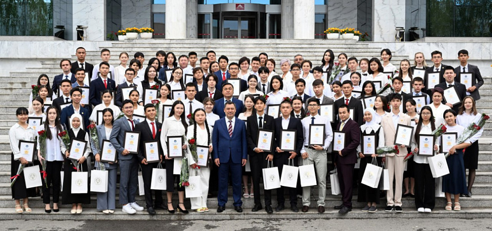 Садыр Жапаров вручил обладателям золотых сертификатов подарки