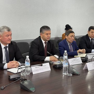 Эмгек министри менен КРСУнун ректору Орусияда иштөө үчүн кадрларды даярдоону талкуулашты