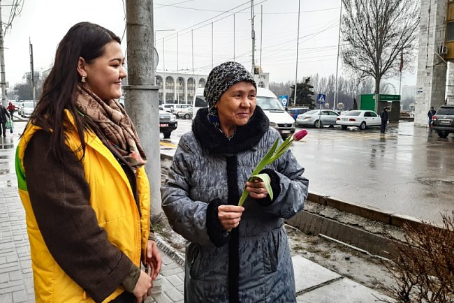 Flowers and congratulations on March 8th from volunteers!