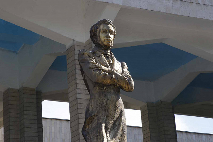 В Бишкеке обновили памятник Александру Пушкину