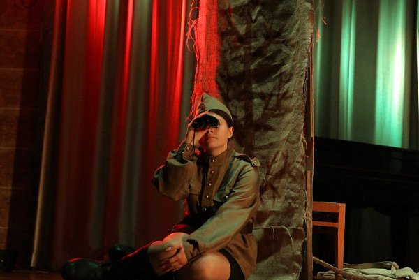 «And the dawns here are quiet»: when the audience stands up and applauds through tears