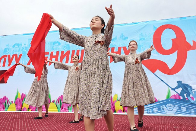 Жеңиш күнүнө арналган майрамдык иш-чараларда КРСУнун чыгармачыл топтору өз өнөрлөрүн тартуулашты