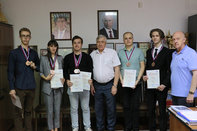 Студентам КРСУ вручили дипломы за победу на Интернет-олимпиаде