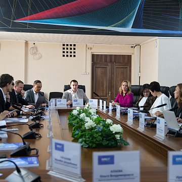 КРСУ билим берүү программаларын иштеп чыгууну, санариптик чөйрөнү жана жаңы окуу жылына даярдыкты талкуулады