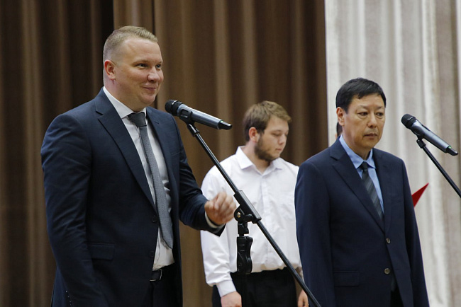 КРСУ выпустил более 60 иностранных врачей: в университете прошла торжественная церемония