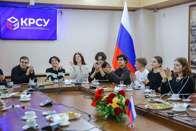 Теплая встреча с Послом России: студенческий актив КРСУ вдохновился примером Сергея Вакунова