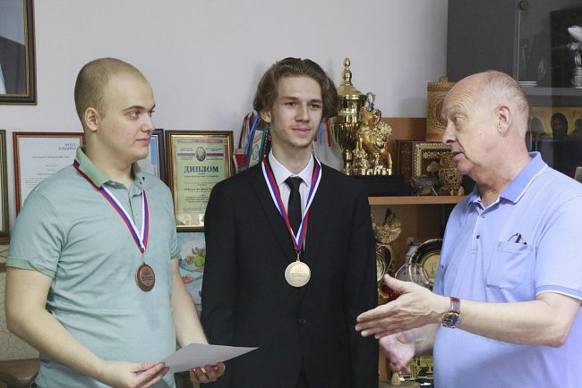 Студентам КРСУ вручили дипломы за победу на Интернет-олимпиаде