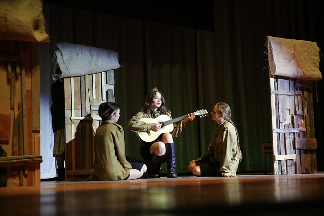 «And the dawns here are quiet»: when the audience stands up and applauds through tears