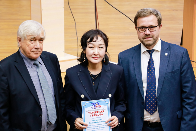 В КРСУ наградили самых преданных сотрудников