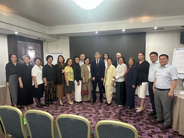 КРСУнун өкүлдөрү Кыргызстандагы маанилүү дарылардын улуттук тизмесин талкуулоого катышты