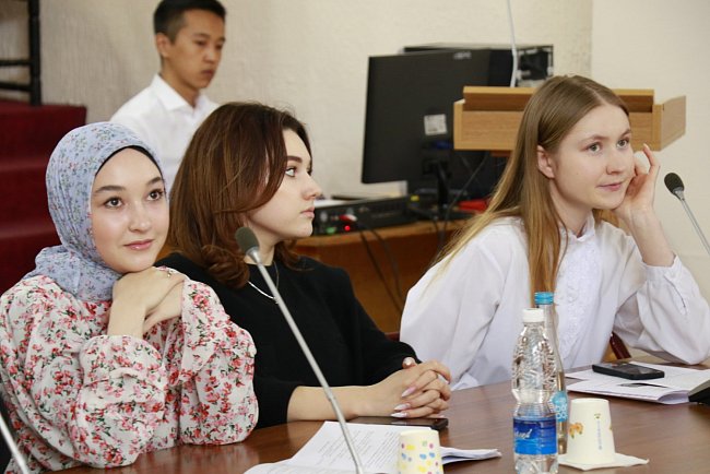 Experts and students discussed Omar Khayyam's contribution to world culture