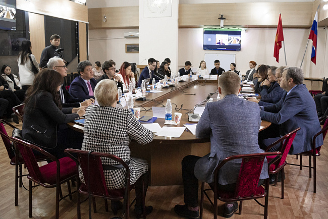 В КРСУ обсудили проблемы международного сотрудничества в многополярном мире